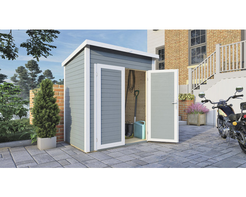 Záhradná búda s otvorenými dvojkrídlovými dverami na dláždenom povrchu