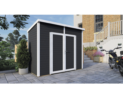 Drevená záhradná búda s dvojkrídlovými dverami pred domom