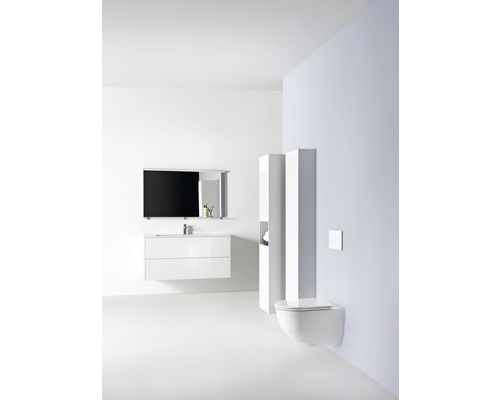 Svetlá kúpeľňa s umývadlom, zrkadlom, závesnou skrinkou a nástenným záchodom