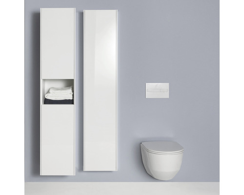 Kúpeľňa s dvoma bielymi vysokými skrinkami a závesným záchodom