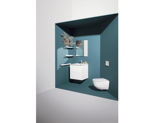 Kúpeľňa s umývadlovou skrinkou, zrkadlom, závesným WC a policami