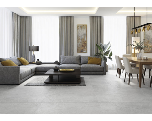 Obývacia izba so sivou rohovou sedačkou, konferenčným stolíkom, jedálenským stolom a stoličkami