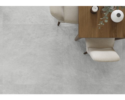 Svetlá miestnosť s dlaždicami so vzhľadom kameňa, stôl a stoličky.