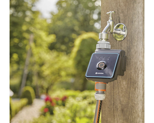 Kohútik Gardena so zavlažovacím systémom na drevenom stĺpiku