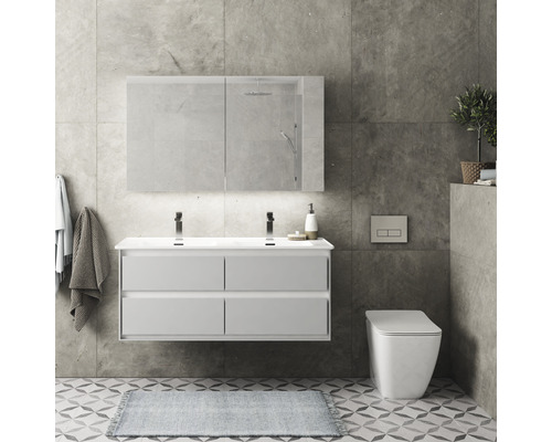 Moderná kúpeľňa s umývadlovou skrinkou, zrkadlovou skrinkou a toaletou