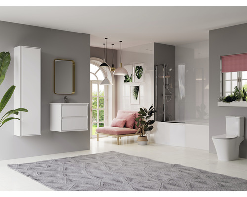 Moderná kúpeľňa s umývadlom, zrkadlovou skrinkou, toaletou a vaňou so sprchovacou zástenou