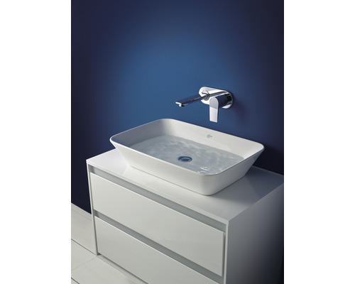 Umývadlo so skrinkou a batériou v kúpeľni