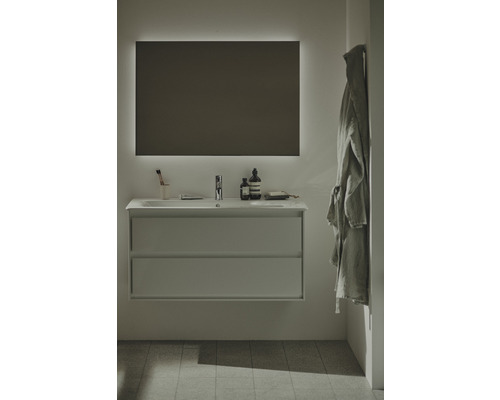 Moderná kúpeľňa s umývadlovou skrinkou, umývadlom a osvetleným zrkadlom