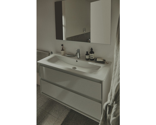 Kúpeľňa s umývadlovou skrinkou, umývadlom a zrkadlovou skrinkou