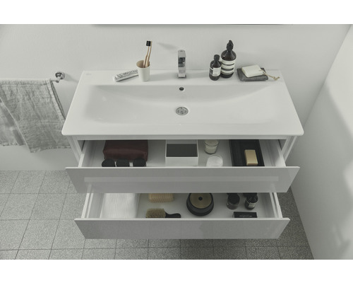 Skrinka pod umývadlo s dvomi otvorenými zásuvkami a kúpeľňovými doplnkami