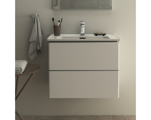 Kúpeľňa s umývadlovou skrinkou, batériou a zrkadlom