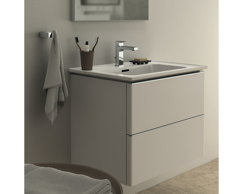 Umývadlo so skrinkou, batériou, uterákom a kúpeľňovými potrebami v kúpeľni