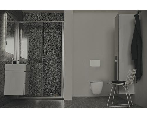 Kúpeľňa so sprchovacím kútom, umývadlom, toaletou a stoličkou