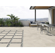 Terasa s dlaždicami, sedením a rastlinami