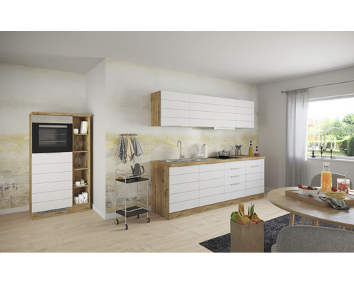 Svetlá kuchyňa s kuchynskými skrinkami a elektrickými spotrebičmi