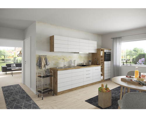 Svetlá kuchyňa s bielymi skrinkami a drevenou pracovnou doskou, jedálenský stôl a obývacia izba v pozadí