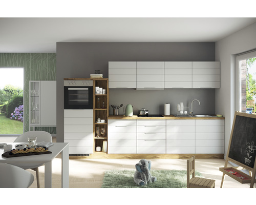 Svetlá kuchyňa s bielymi skrinkami, drevenými povrchmi a elektrickým sporákom