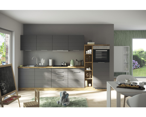 Moderná kuchyňa so sivými skrinkami a drevenými prvkami