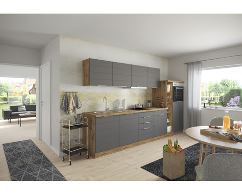 Svetlá kuchyňa so sivými skrinkami, drevenou pracovnou doskou a jedálenským stolom