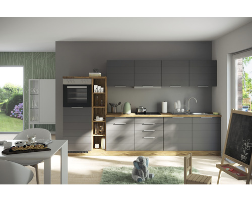 Moderná sivá kuchyňa s drevenou pracovnou doskou a rôznymi kuchynskými spotrebičmi.