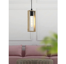 Závesná lampa s dreveným rámom a žiarovkou nad konferenčným stolíkom a pohovkou