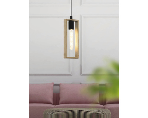 Závesná lampa s dreveným rámom a žiarovkou nad konferenčným stolíkom a pohovkou