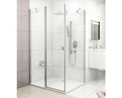 Moderný sprchovací kút so sklenenými stenami a sprchovou hlavicou vo svetlej kúpeľni.