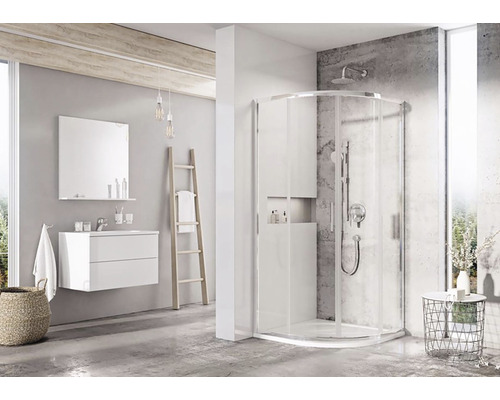 Moderná kúpeľňa so sprchovacím kútom, umývadlom a rebríkovým regálom