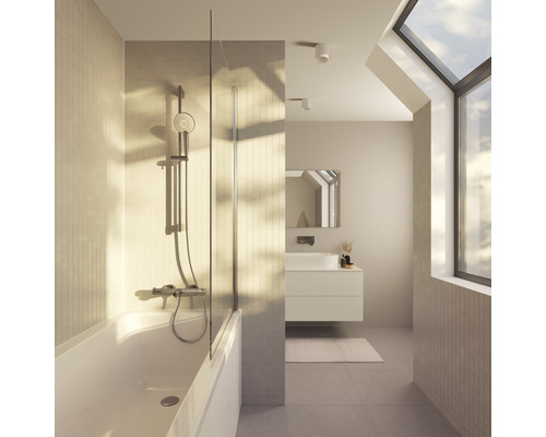 Svetlá kúpeľňa s vaňou, sklenenou sprchovou zástenou a strešným oknom
