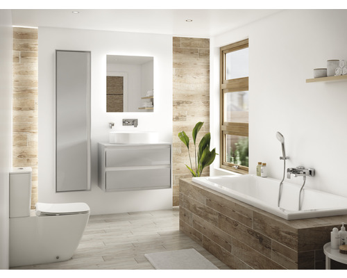 Svetlá kúpeľňa s vaňou, umývadlovou skrinkou, toaletou a zrkadlom