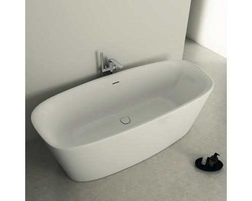 Voľne stojaca vaňa s batériou v kúpeľni.