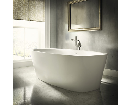 Voľne stojaca vaňa vo svetlej kúpeľni s oknom