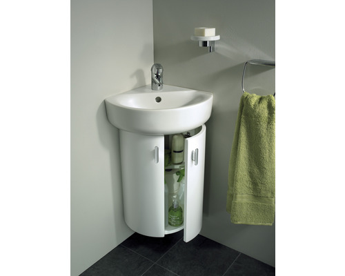 Rohové umývadlo so skrinkou, mydelničkou a držiakom na uteráky v kúpeľni