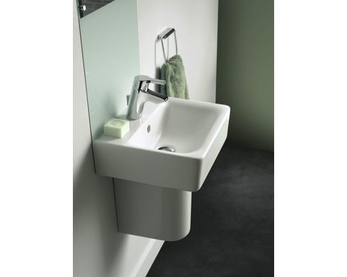 Umývadlo s batériou, uterákom a mydlom v kúpeľni