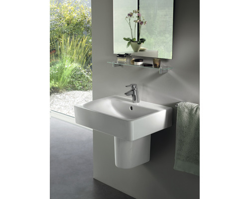 Moderná kúpeľňa s umývadlom, vodovodnou batériou, zrkadlom a poličkou