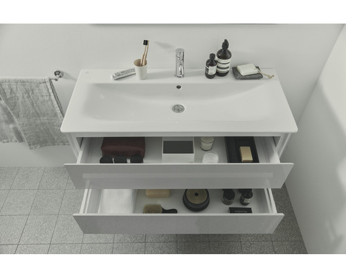 Skrinka pod umývadlo s dvoma otvorenými zásuvkami v kúpeľni.