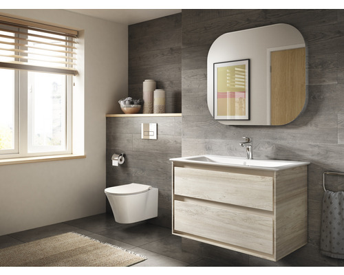 Moderná kúpeľňa s umývadlom, zrkadlom, toaletou a oknom so žalúziami