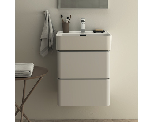 Umývadlo s dvoma zásuvkami a batériou v kúpeľni