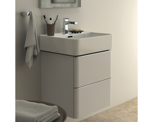 Skrinka pod umývadlo s umývadlom a dvoma zásuvkami v kúpeľni