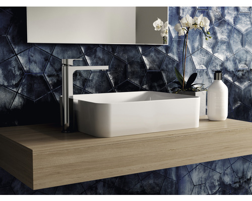 Moderná kúpeľňa s obdĺžnikovým umývadlom na dosku, batériou a drevenou policou