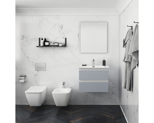 Moderná kúpeľňa s toaletou, bidetom, umývadlom so skrinkou a zrkadlom