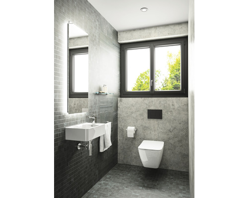 Moderná kúpeľňa s umývadlom, zrkadlom, toaletou a oknom