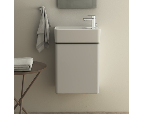 Moderná kúpeľňa s umývadlovou skrinkou a batériou