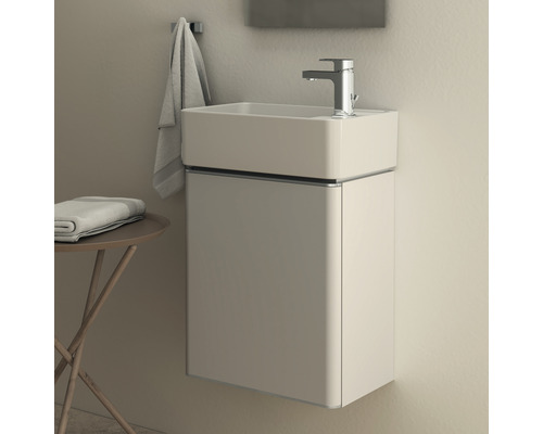 Umývadlo so skrinkou a batériou v kúpeľni