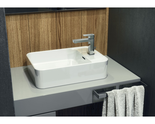 Umývadlo s batériou a uterákom