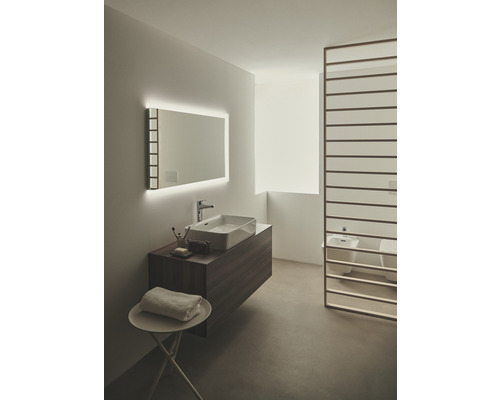 Svetlá kúpeľňa s umývadlom, zrkadlom s osvetlením a deličom miestnosti