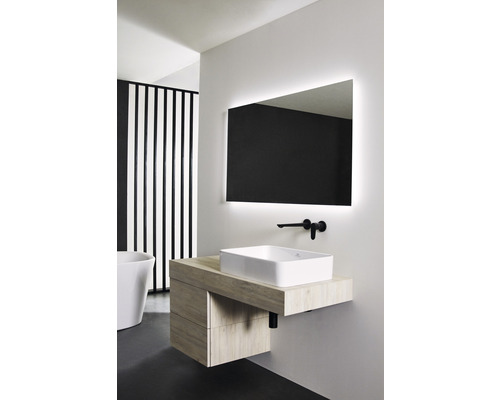 Kúpeľňa s umývadlom, skrinkou, zrkadlom a batériou