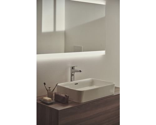 Kúpeľňa s osvetleným zrkadlom, umývadlom na dosku a skrinkou pod umývadlo