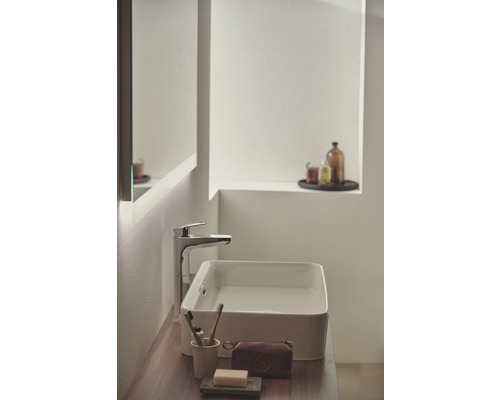 Moderná kúpeľňa s umývadlom na dosku, batériou a zrkadlom