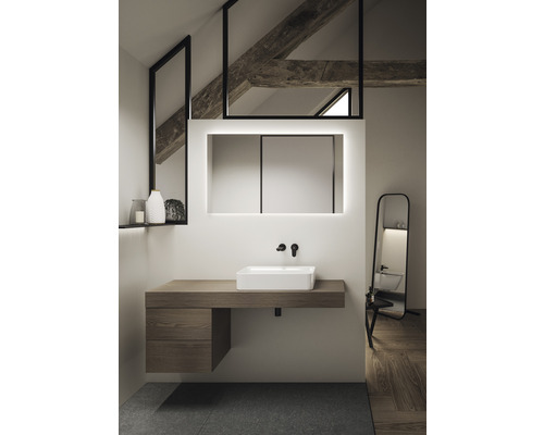 Kúpeľňa s umývadlom, zrkadlom s osvetlením a stojacim zrkadlom